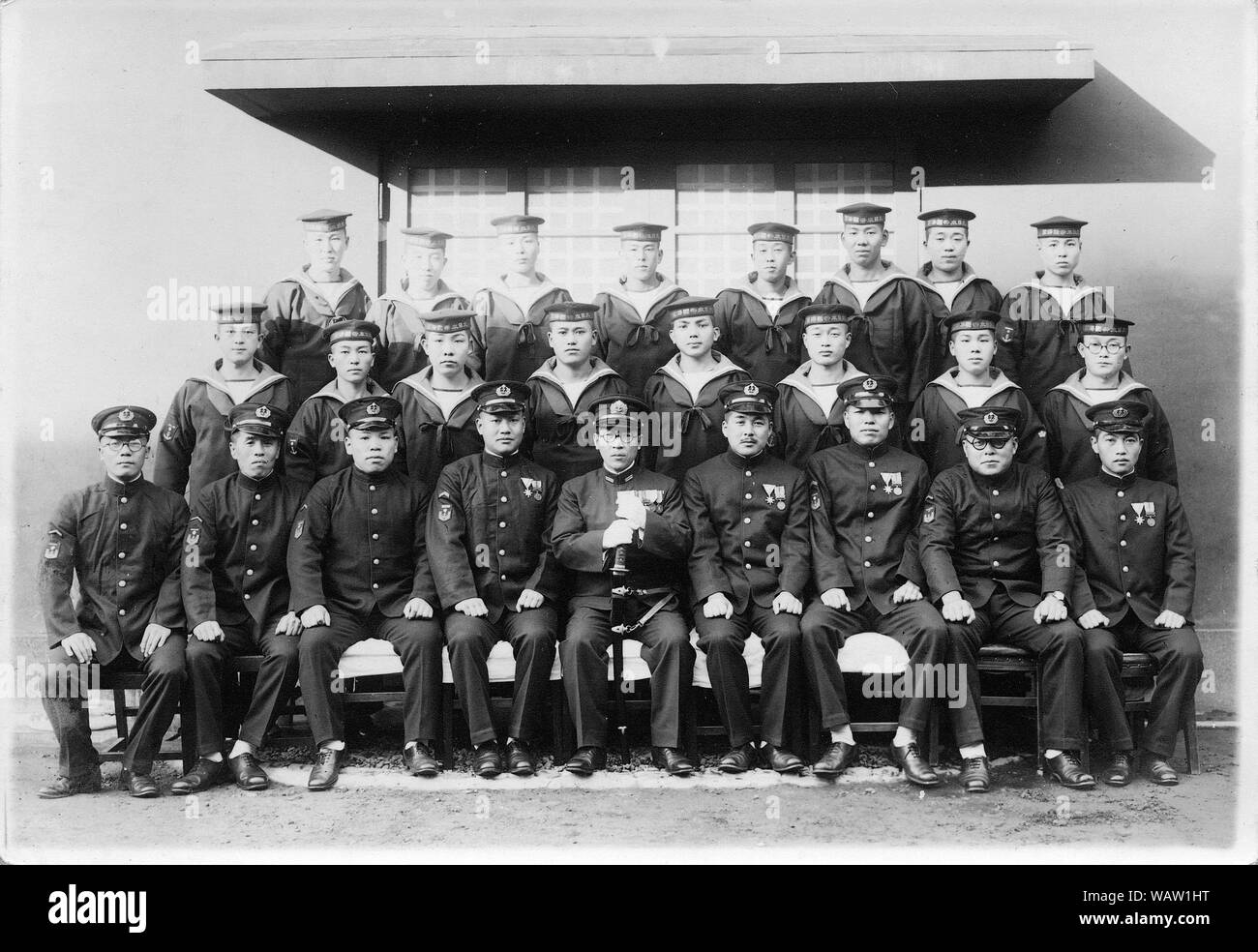 [ 1920s Giappone - Cadetti della Marina giapponese ] — cadetti in uniforme e ufficiali della Marina imperiale giapponese a Yokosuka, Kanagawa. Sulla base delle insegne, questo è stato fotografato nel novembre 1942 al più presto. 20th ° secolo gelatina d'annata argento stampa. Foto Stock