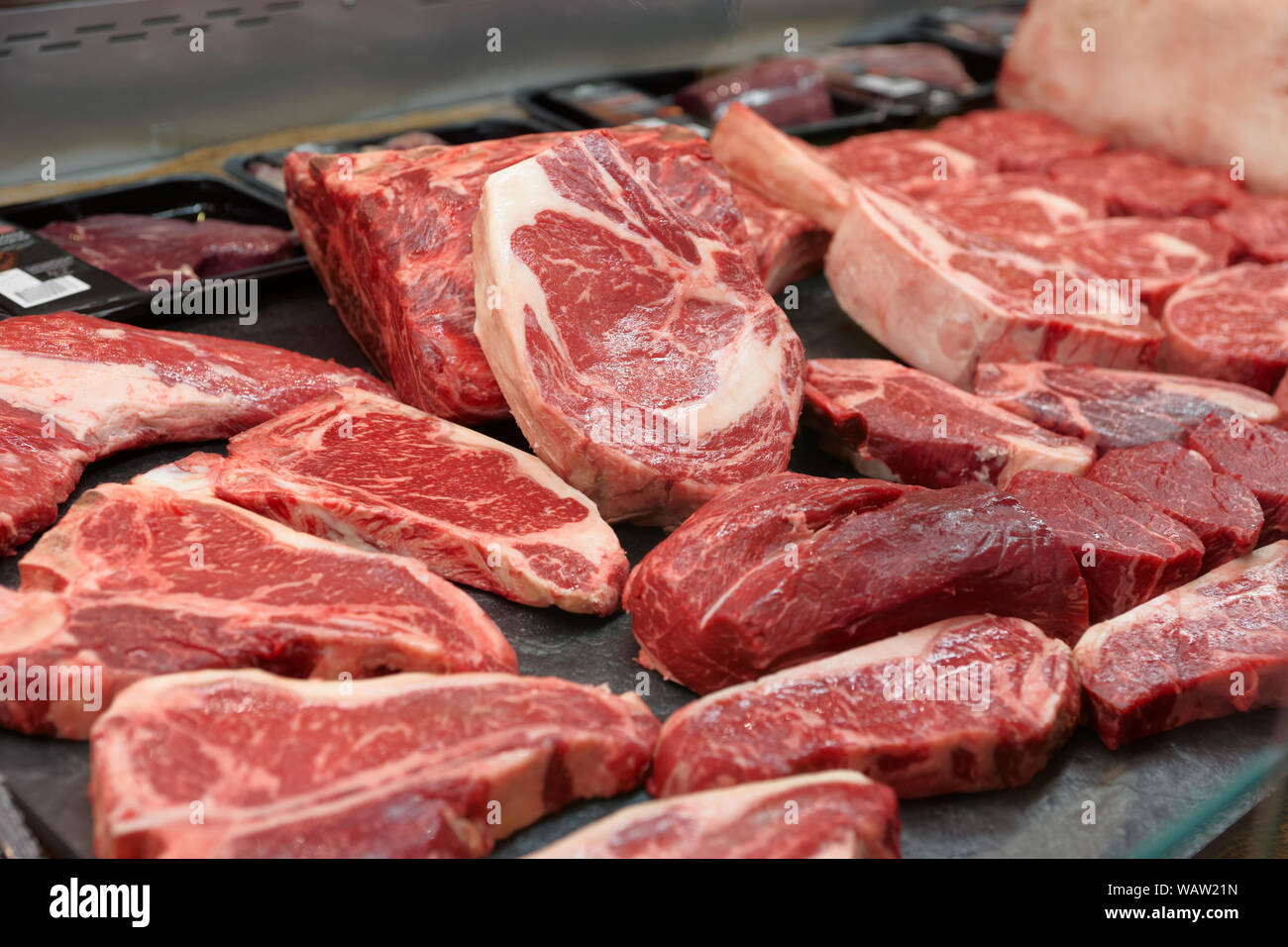 Carne di manzo crudo su di una macelleria ripiano Foto Stock