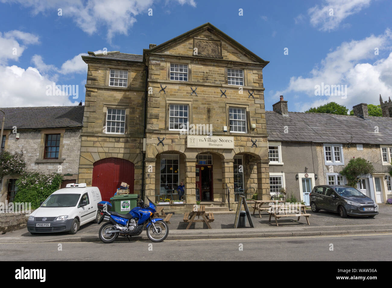 Il Villaggio Store, un comodo negozio nel pittoresco quartiere di picco villaggio di Hartington, Derbyshire, Regno Unito Foto Stock
