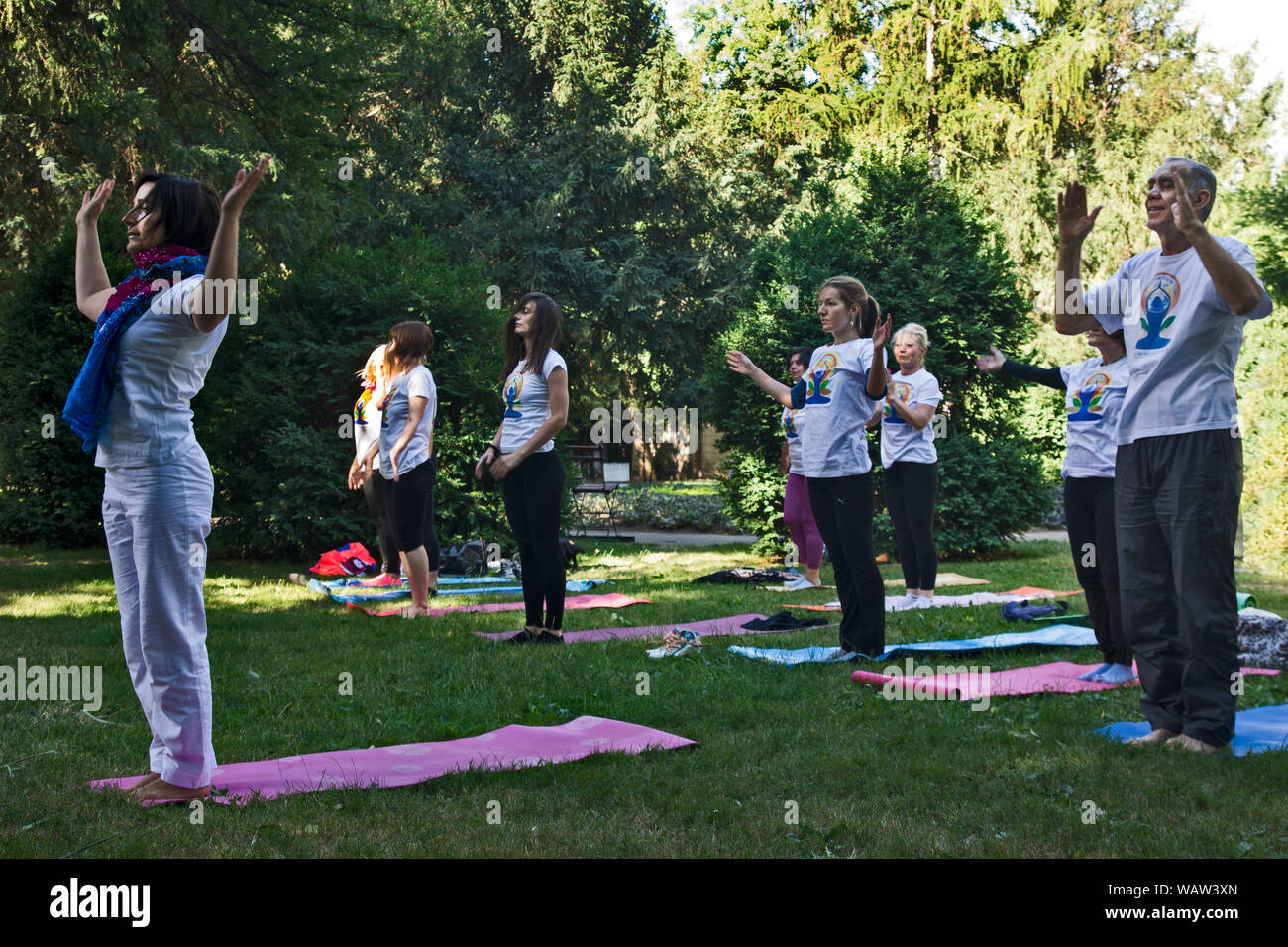 Di Zrenjanin, Serbia, giu 17, 2017. Un gruppo di persone stanno meditando nel parco in onore del World Yoga giorno. Foto Stock