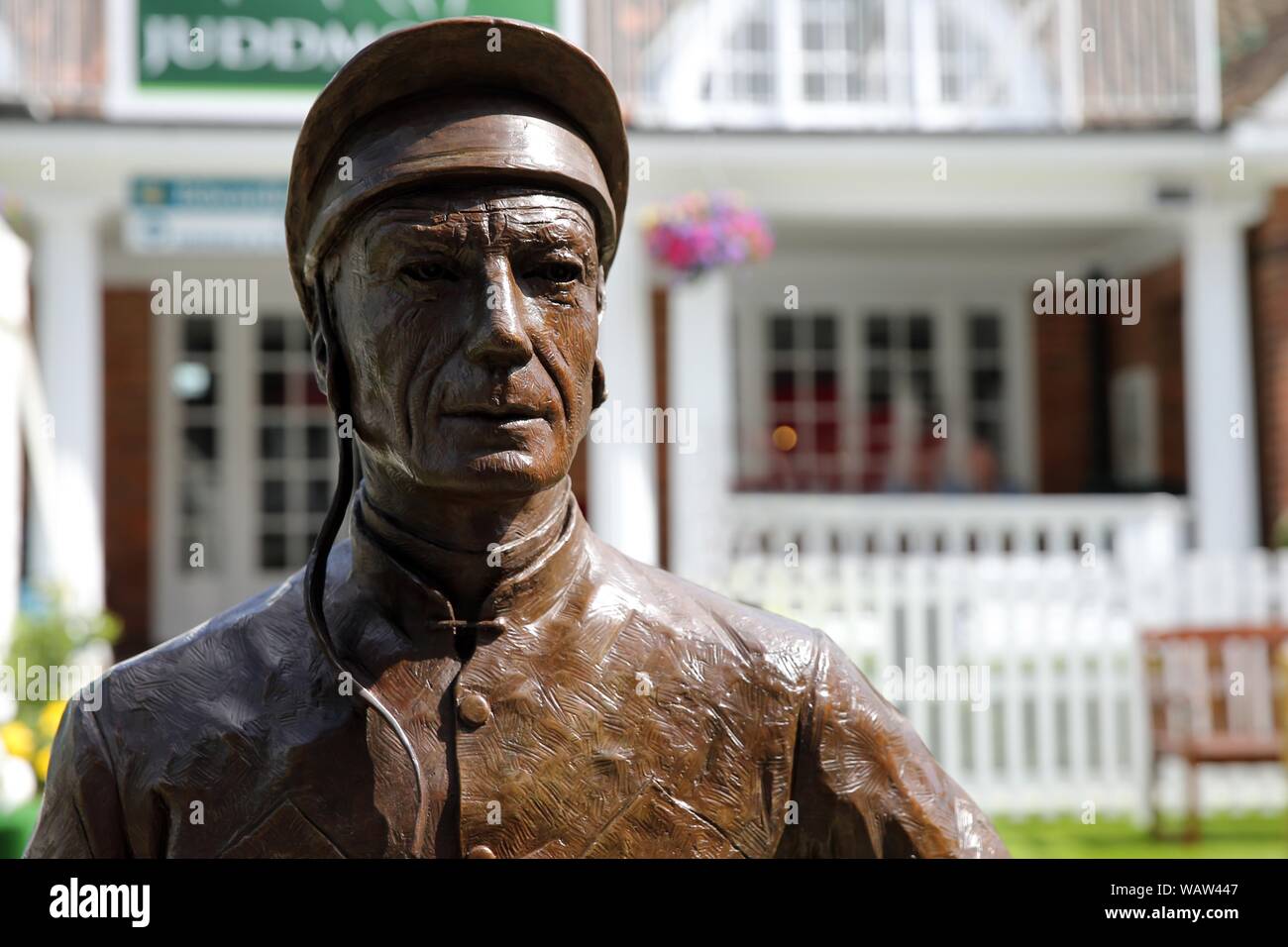 York, Regno Unito. 21 Ago, 2019. Lester Piggott statua York Race Course Ebor Festival 2019, ippodromo di York York Racecourse, York, Inghilterra 21 agosto 2019 Credit: Allstar Picture Library/Alamy Live News Credito: Allstar Picture Library/Alamy Live News Foto Stock
