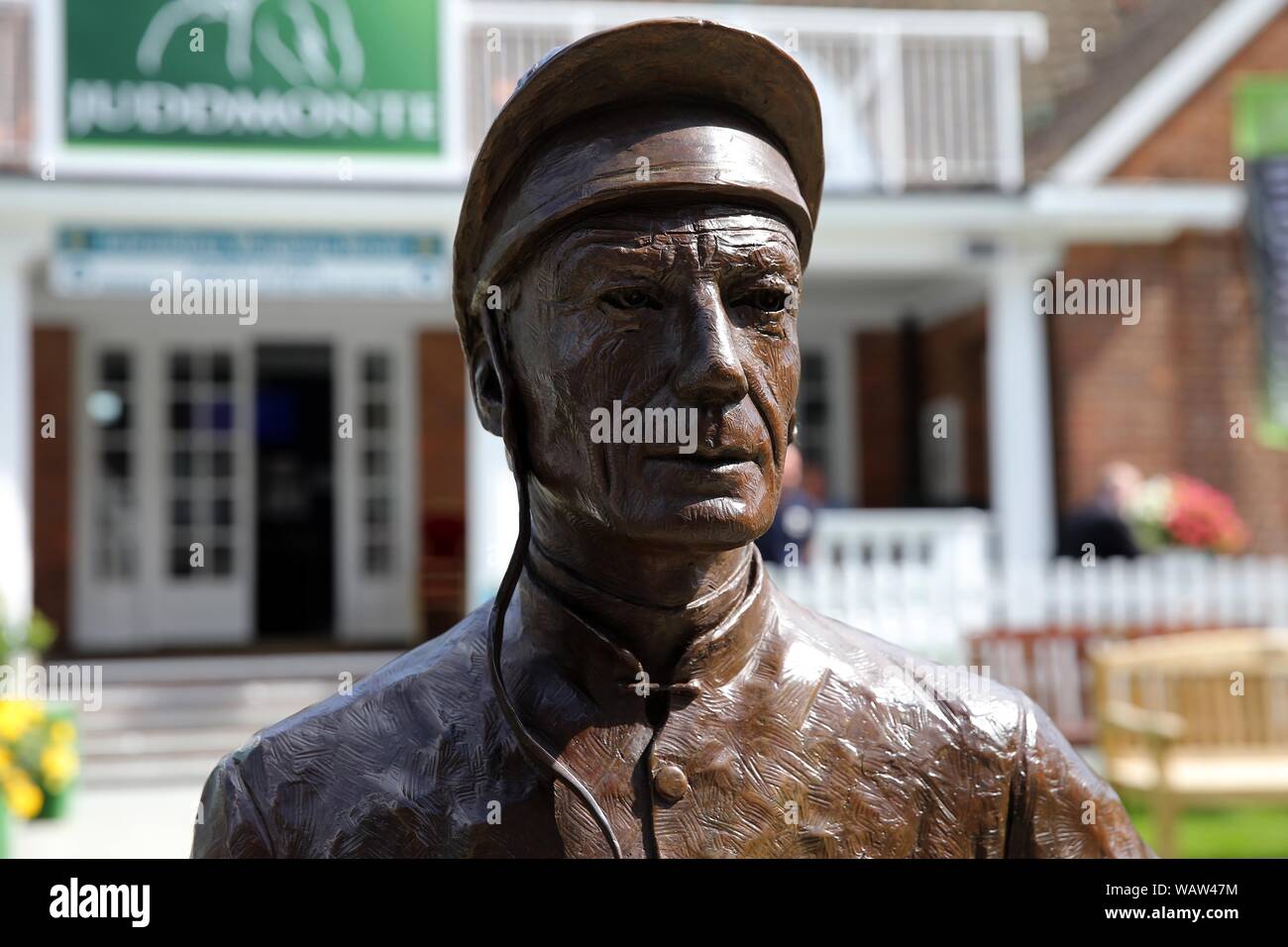York, Regno Unito. 21 Ago, 2019. Lester Piggott statua York Race Course Ebor Festival 2019, ippodromo di York York Racecourse, York, Inghilterra 21 agosto 2019 Credit: Allstar Picture Library/Alamy Live News Credito: Allstar Picture Library/Alamy Live News Foto Stock