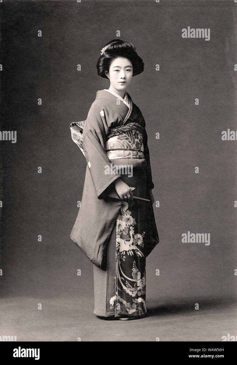 [ 1910s Giappone - donna giapponese in kimono ] - 20 anno vecchio donna giapponese in kimono. Datata Feb.12, 1918 (Taisho 7). Xx secolo gelatina vintage silver stampa. Foto Stock