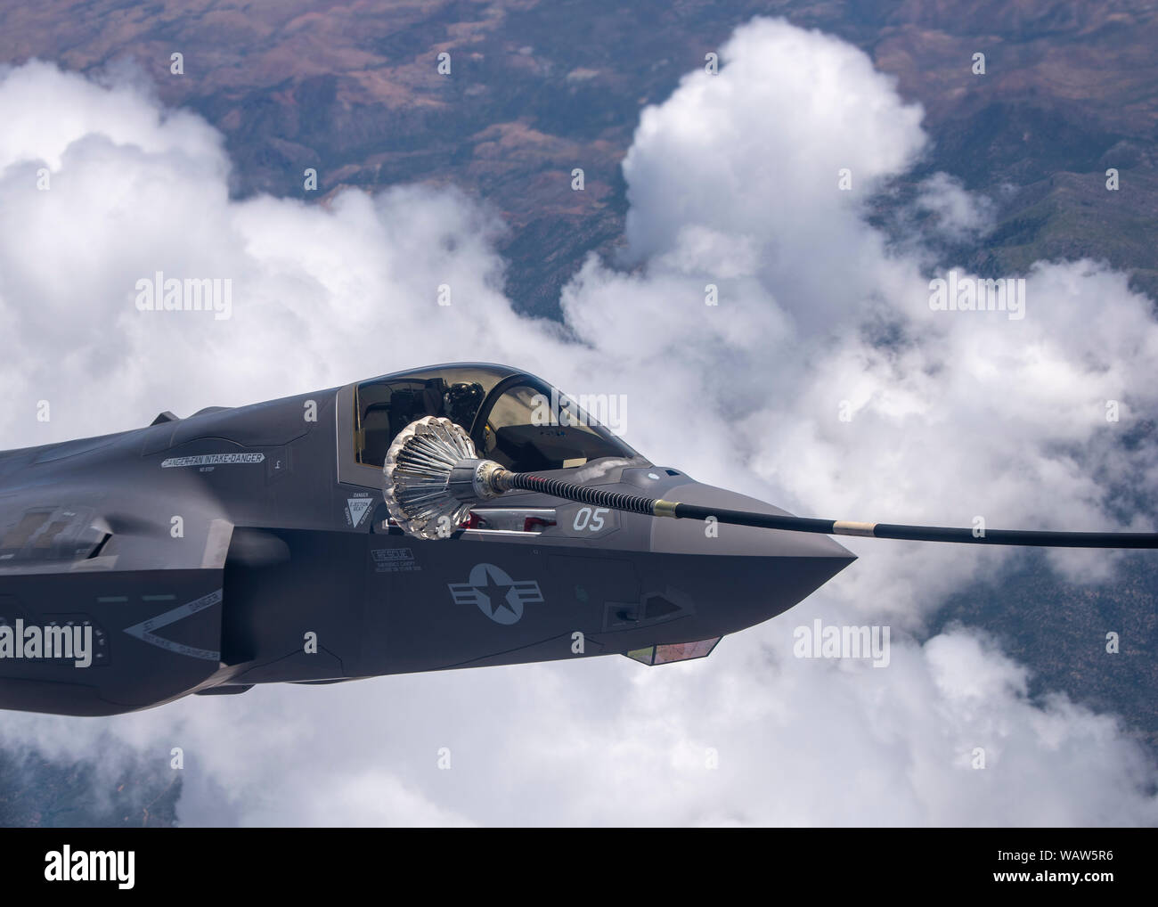 Un F-35B Lightning II jet da combattimento assegnato alle Marine Fighter Squadron di attacco 122, Marine Corps Air Station Yuma, Arizona, riceve il combustibile per il test del Nevada e campo di addestramento, 1 agosto 2019. La F-35B è progettato per funzionare a partire da basi di austera e aria in grado di navi con la sua breve decollo e atterraggio verticale capacità. (U.S. Air Force foto di Airman 1. Classe Dwane R. giovani) Foto Stock