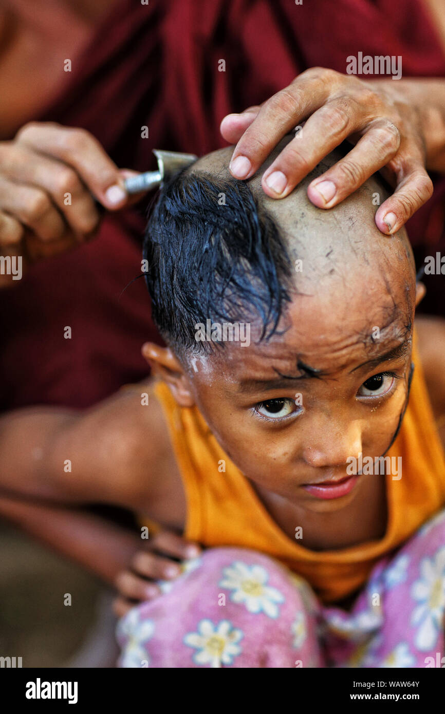 Debuttante birmano in corrispondenza di un buddista novizio cofano cerimonia di iniziazione di Bagan, Myanmar. Foto Stock