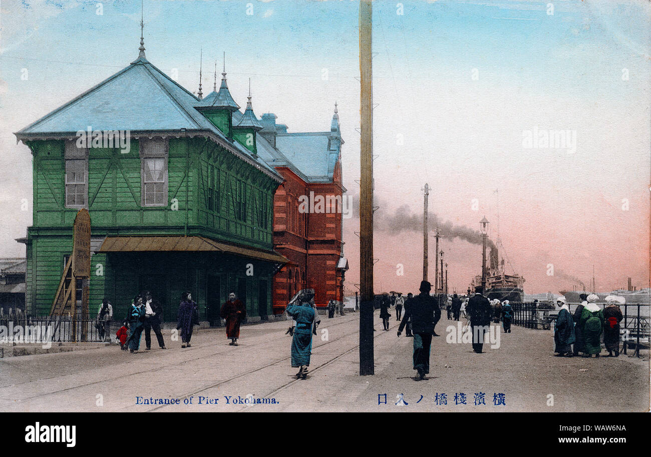 [ 1910s Giappone - Yokohama Pier ] - Il molo nel porto di Yokohama, nella prefettura di Kanagawa. Costruzione di 19 m di larghezza per 730 m lungo molo era iniziato nel 1889 (Meiji 22) e completata nel 1894 (Meiji 27). L'edificio in mattoni rossi in retro alloggiato il Yokohama Ufficio doganale Ufficio di ispezione (税関監視課庁舎) e fu terminata nello stesso anno come il molo. Xx secolo cartolina vintage. Foto Stock