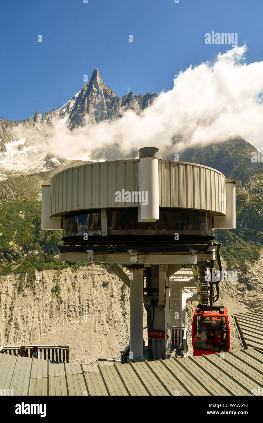 La funivia di Montenvers con una telecabina pieno di turisti in partenza verso la grotta di ghiaccio e le Aiguilles du Dru picchi in estate, Chamonix, Francia Foto Stock