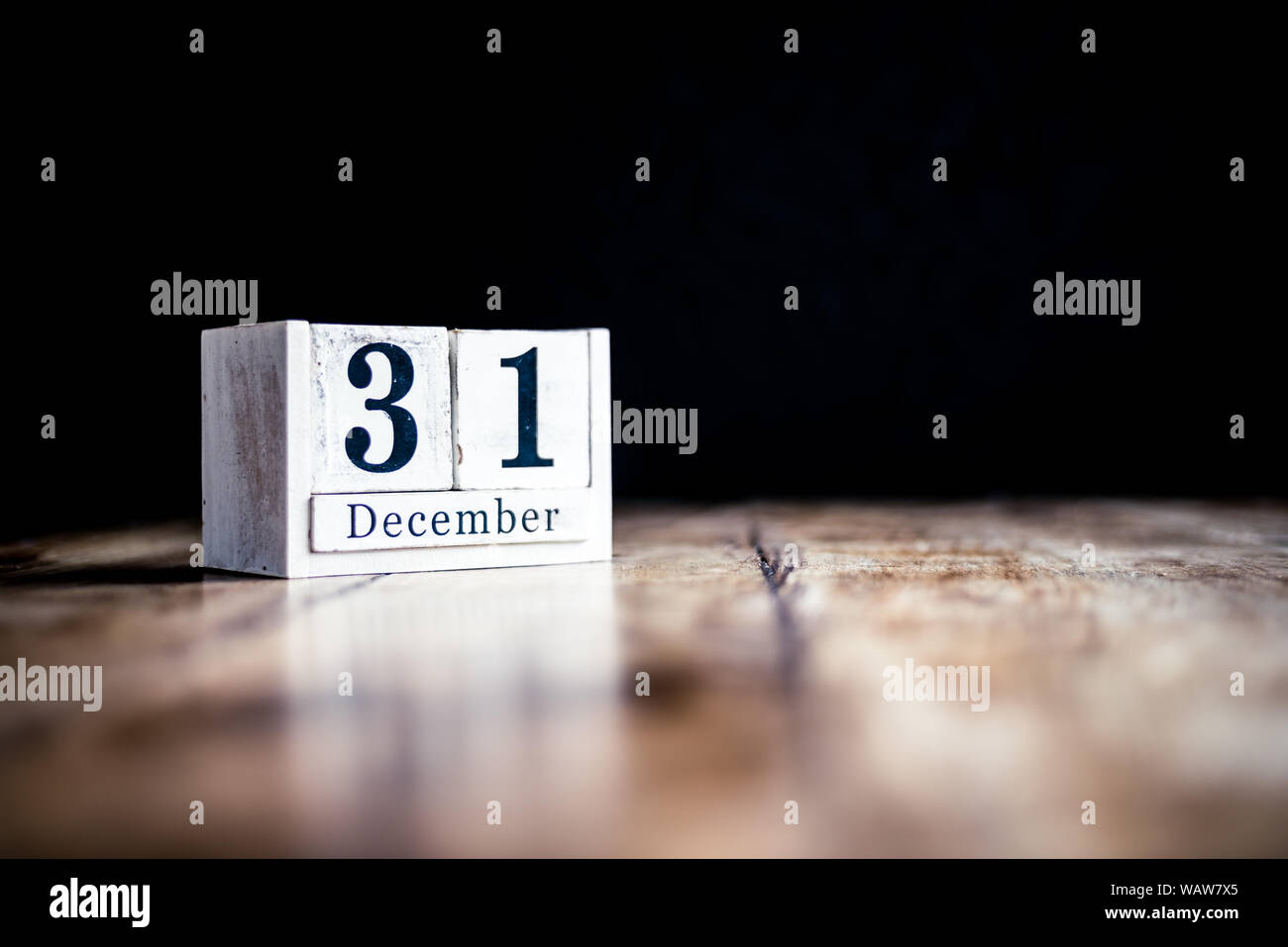 Dicembre 31st, 31 dicembre, trenta prima di dicembre - blocco bianco calendario sul tavolo vintage - Data su sfondo scuro Foto Stock