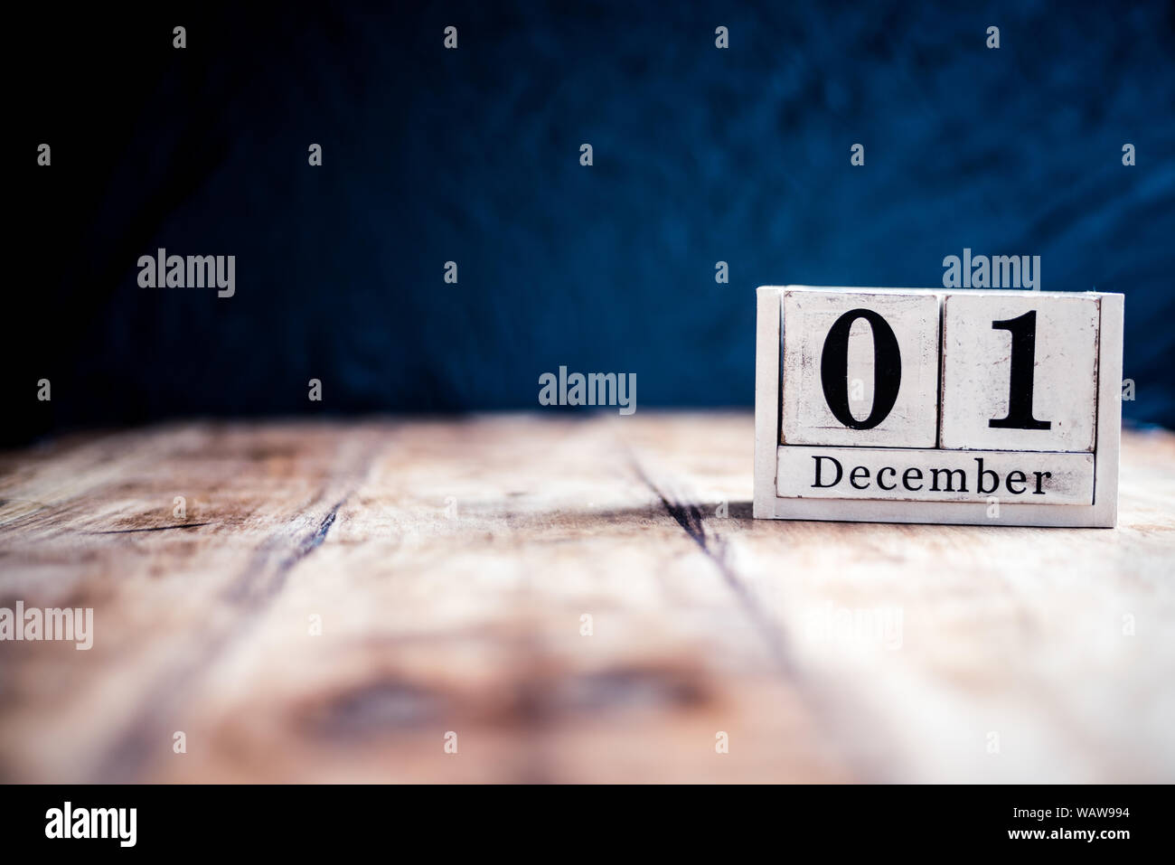 1 Dicembre, 1 dicembre, prima del mese di dicembre - blocco bianco calendario sul tavolo vintage data presente su sfondo scuro Foto Stock