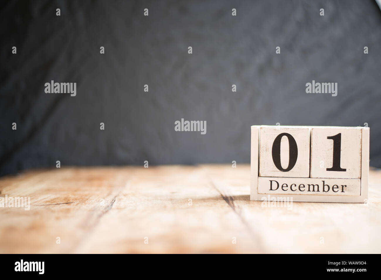 1 Dicembre, 1 dicembre, prima del mese di dicembre - blocco bianco calendario sul tavolo vintage data presente su sfondo scuro Foto Stock