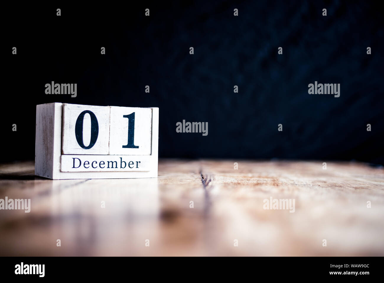 1 Dicembre, 1 dicembre, prima del mese di dicembre - blocco bianco calendario sul tavolo vintage data presente su sfondo scuro Foto Stock