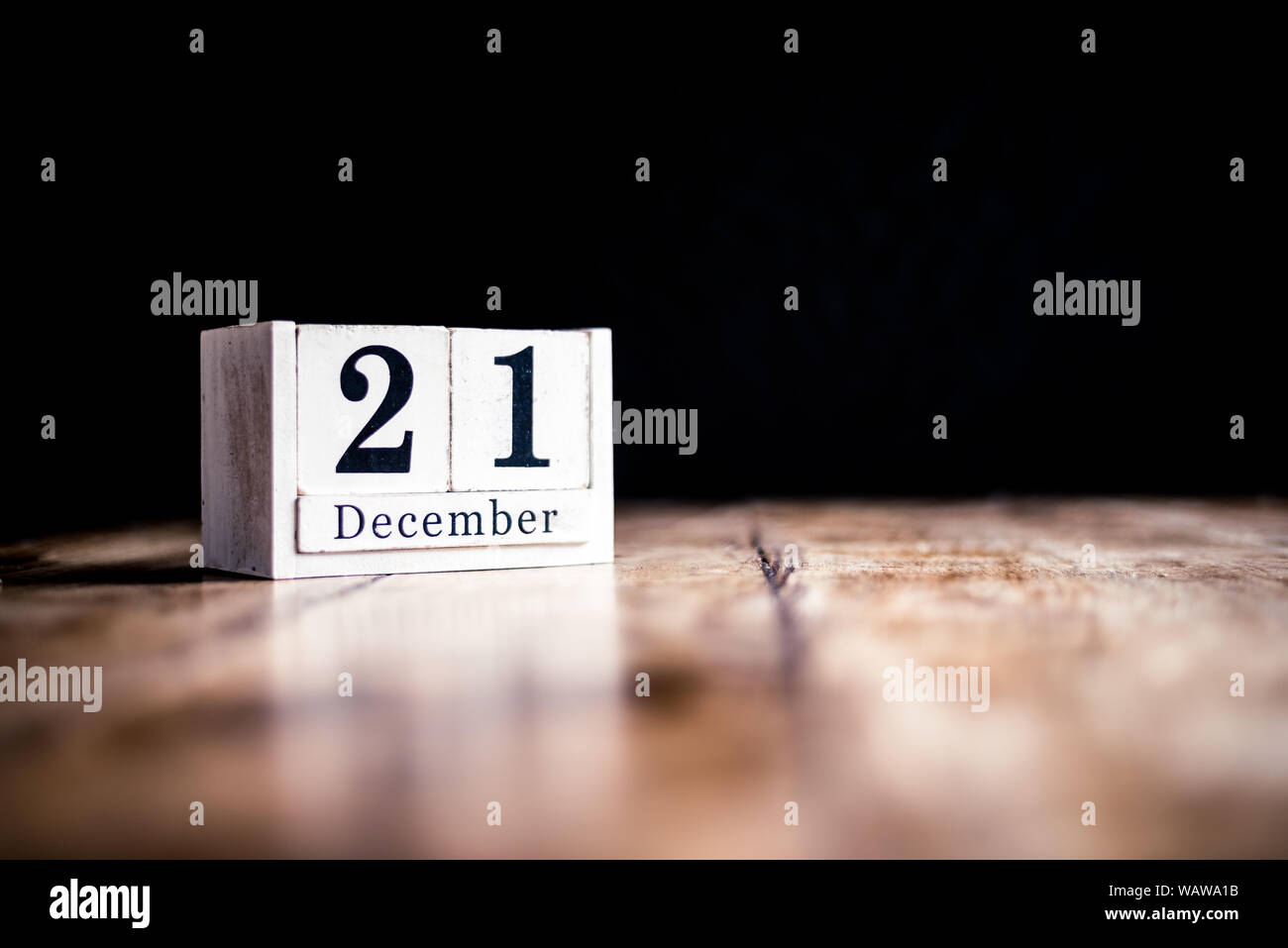 Dicembre 21st, 21 dicembre, venti prima di dicembre - blocco bianco calendario sul tavolo vintage - Data su sfondo scuro Foto Stock