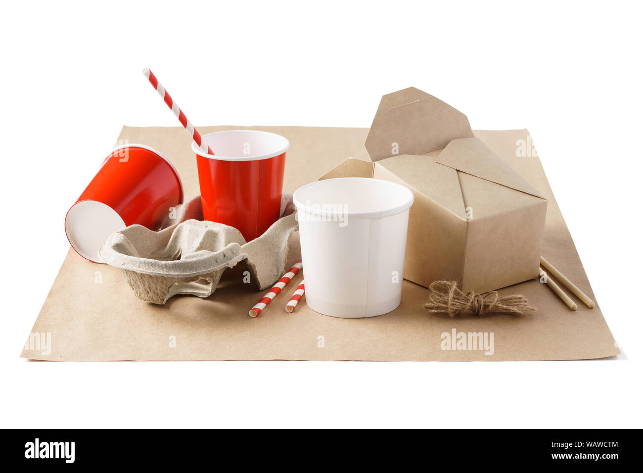 Vari contenitori di cartone per la consegna del cibo. Carta Kraft coppe e scatole di cibo da asporto. Imballaggi ecologici. Foto Stock