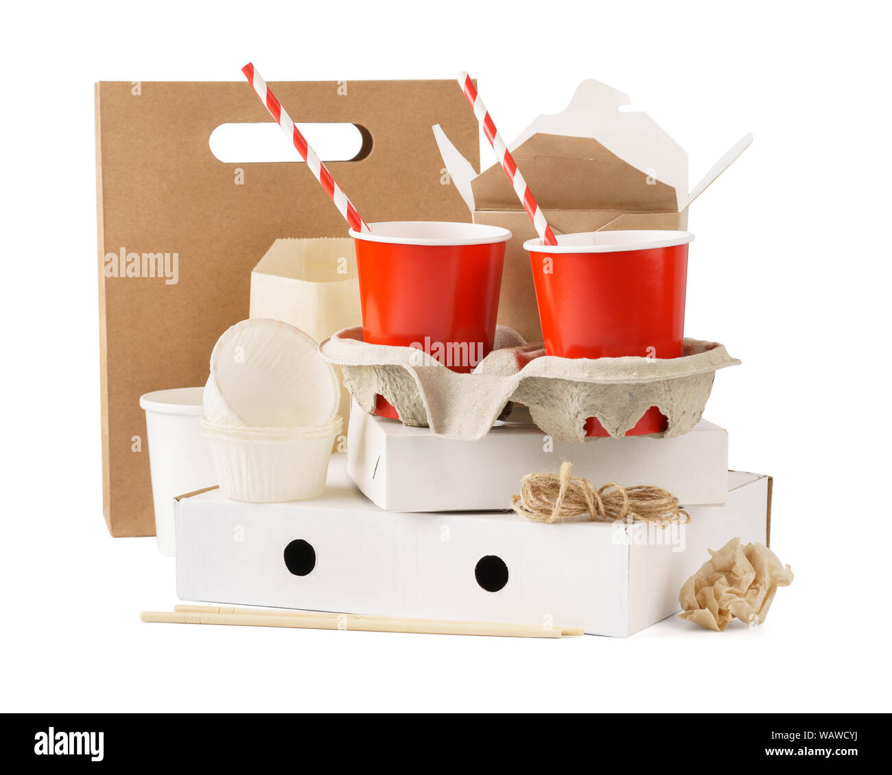 Vari contenitori di cartone per la consegna del cibo. Carta Kraft coppe e scatole di cibo da asporto. Imballaggi ecologici. Foto Stock