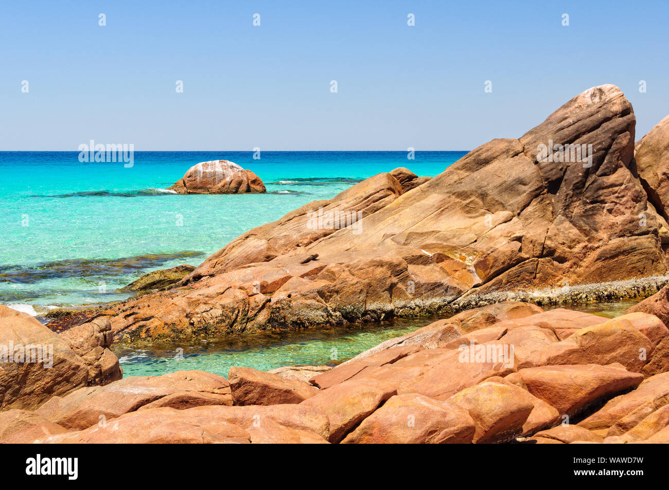 Rocce di colore arancione e acqua turchese sulla spiaggia Meelup - per Dunsborough, WA, Australia Foto Stock