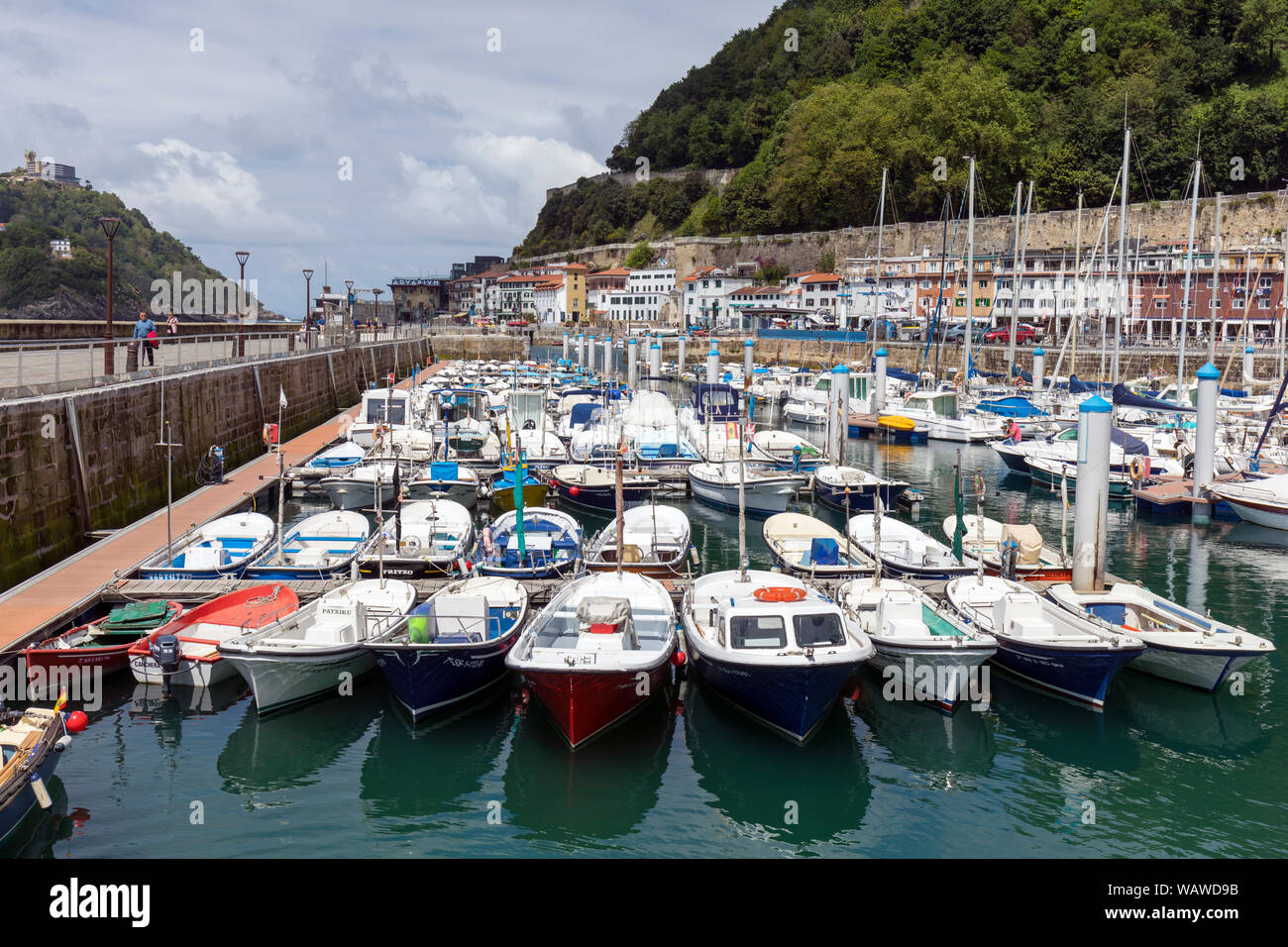 Le imbarcazioni da diporto e imbarcazioni da pesca nel porto di San Sebastian, Provincia di Gipuzkoa, Paesi Baschi, Spagna. Foto Stock