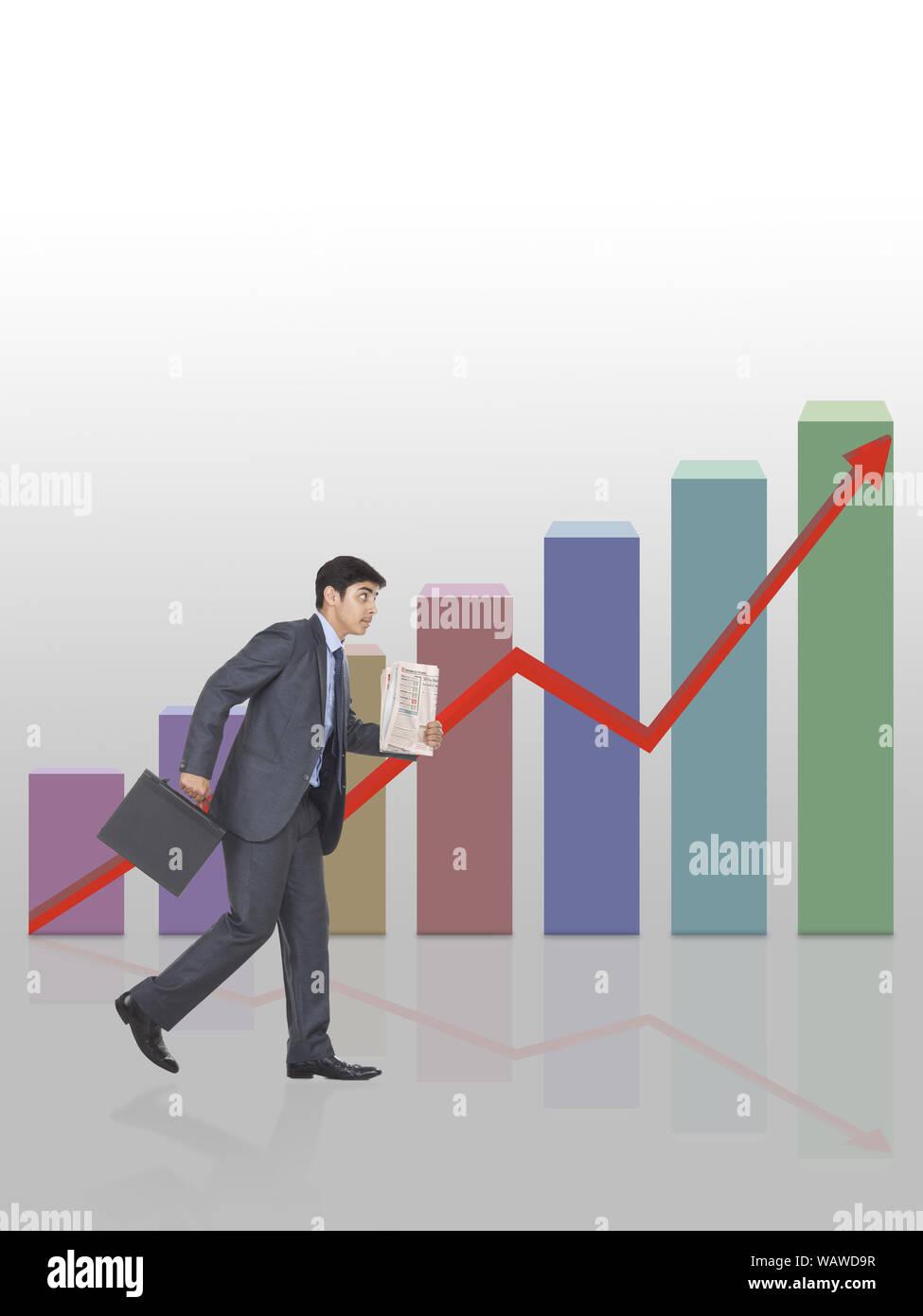 Uomo d'affari che corre con la valigetta davanti al grafico a barre che sale verso l'alto Foto Stock