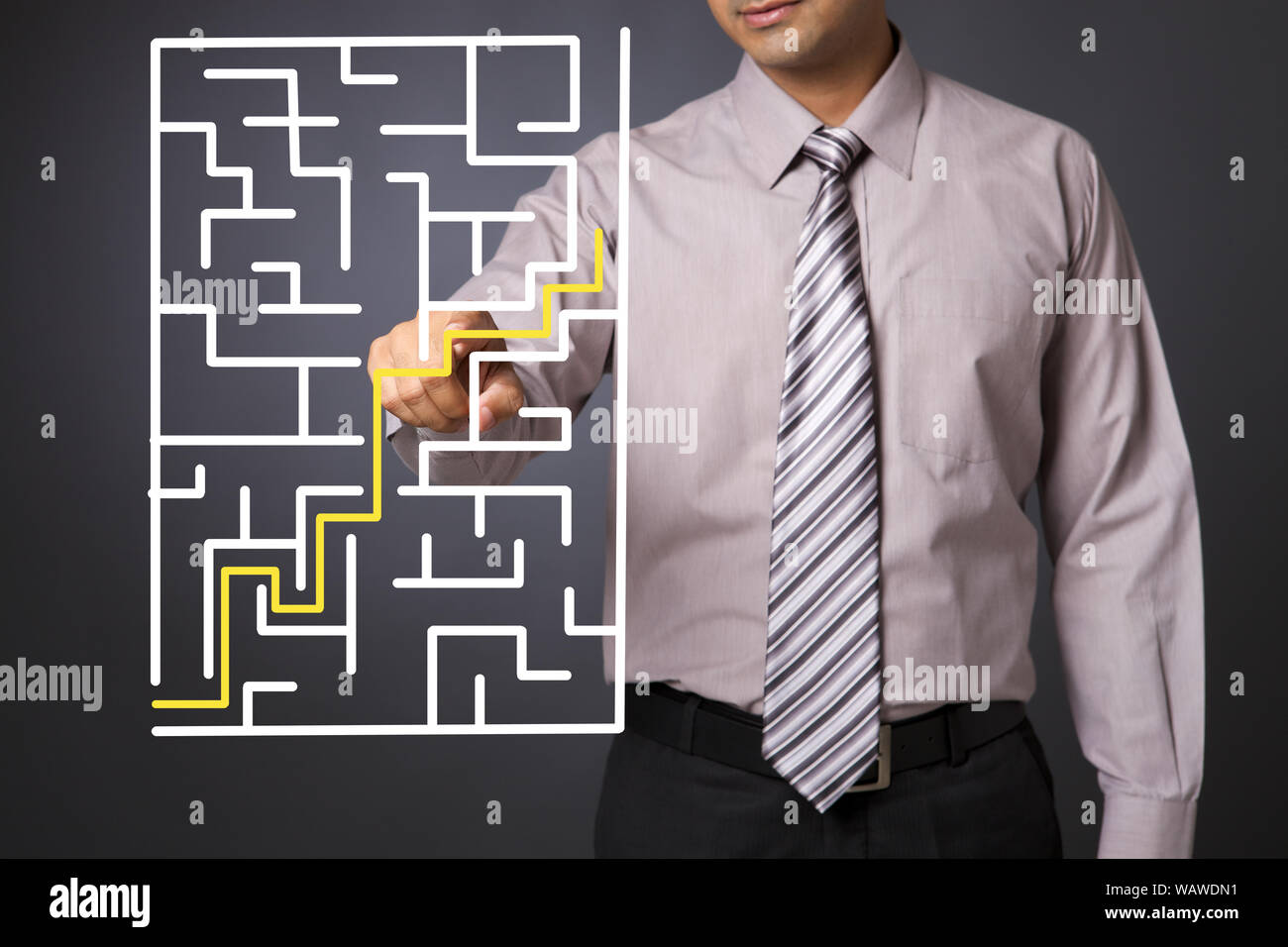 Uomo d'affari che tocca il labirinto su un touch screen Foto Stock