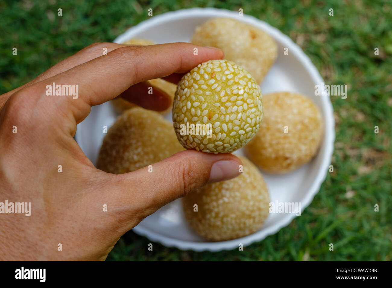 Onde-onde (ondhe-ondhe), riso flower sfere rivestite in semi di sesamo con verde fagiolo polvere nera o di riso appiccicoso all'interno. Indonesiano tradizionale dessert. Foto Stock