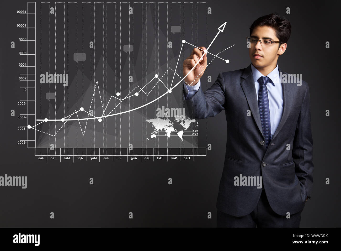Uomo d'affari che tocca un grafico di successo su un touch screen Foto Stock