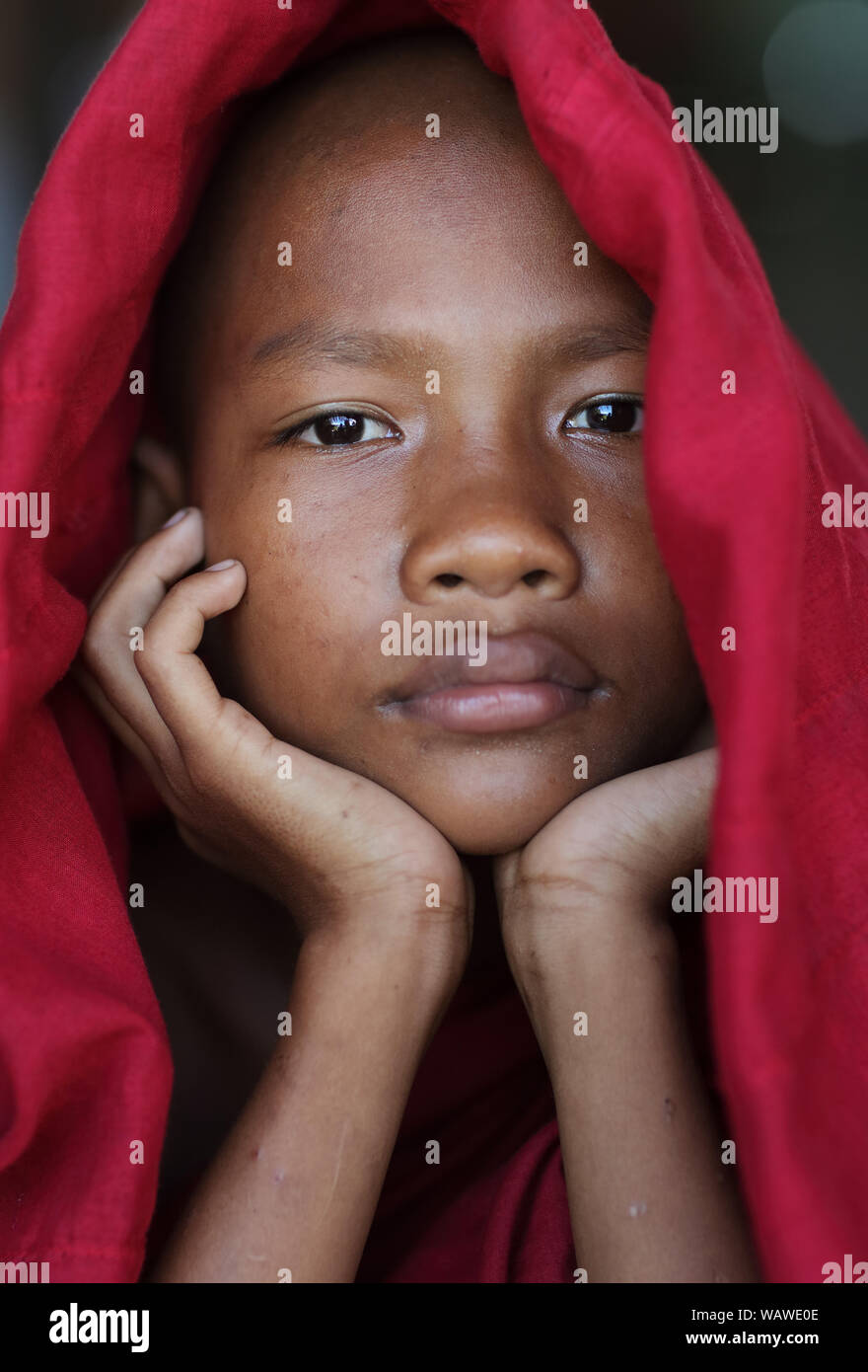 Debuttante birmano in corrispondenza di un buddista novizio cofano cerimonia di iniziazione di Bagan, Myanmar. Foto Stock