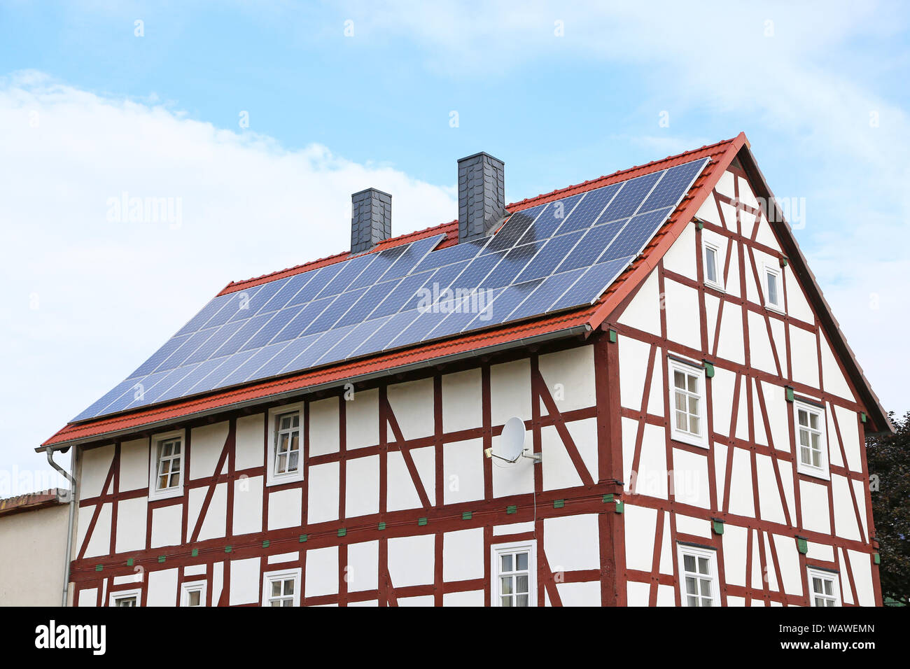 Fotovoltaico sul tetto della stazione di alimentazione Foto Stock