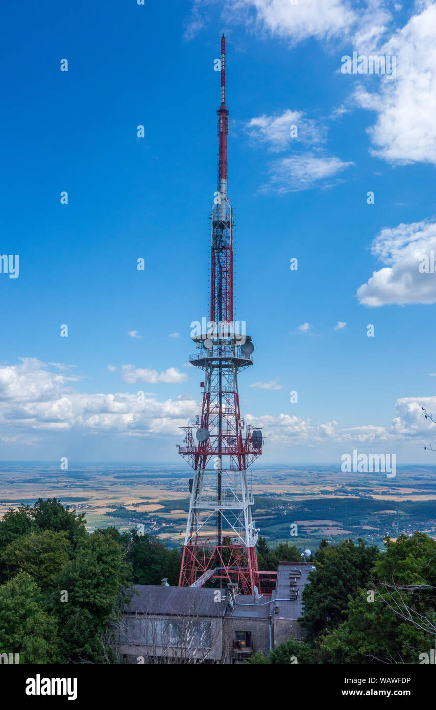 La radio e la TV di montante di sollevamento in alto della montagna Sleza nella Bassa Slesia vicino al villaggio polacco di Sobotka Polonia Foto Stock