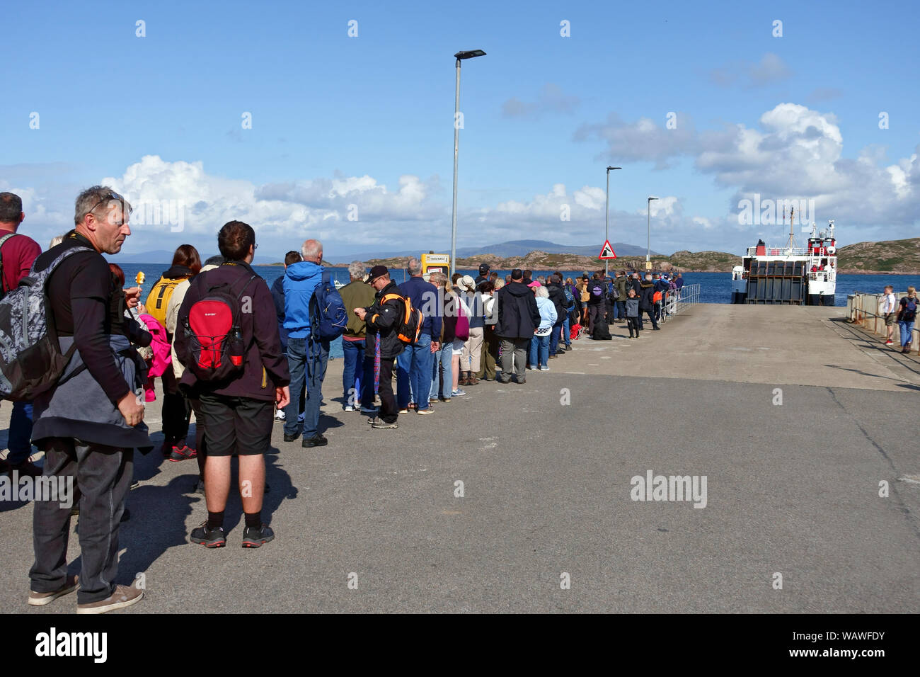 Le lunghe code di persone, principalmente turisti, in attesa di Iona a Fionnphort Calmac ferry nelle Ebridi Interne di Scozia Foto Stock