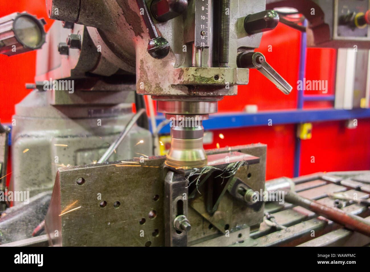 KRV macchina fresatrice essendo utilizzato in un settore manifatturiero engineering steel fabbrica di lavoro di produrre scintille durante una operazione di lavorazione Foto Stock
