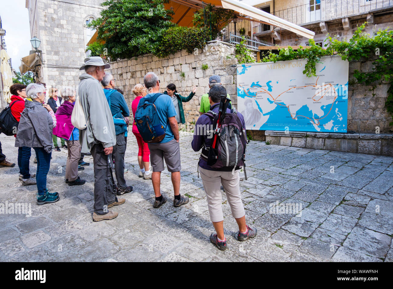 Tour guidato nel gruppo anteriore di una mappa che mostra Marco Polo viaggi, la città vecchia e la città di Korcula, Isola di Korcula, Dalmazia, Croazia Foto Stock