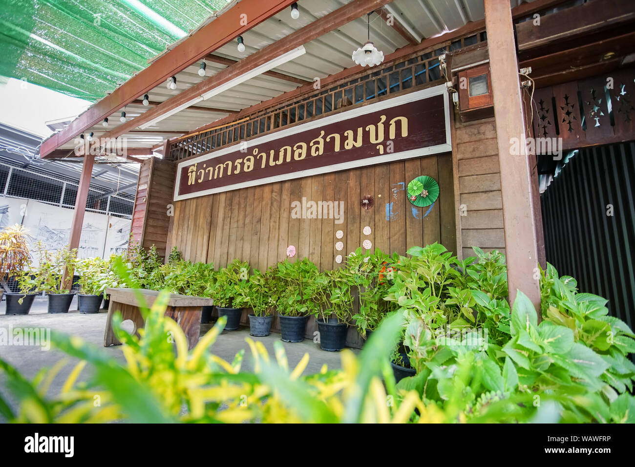 Suphan Buri, Tailandia - 24 Maggio 2019: la famosa destinazione di viaggio Sam Chuk vecchio mercato con targhetta Thai significa Sam Chuk distretto. Foto Stock
