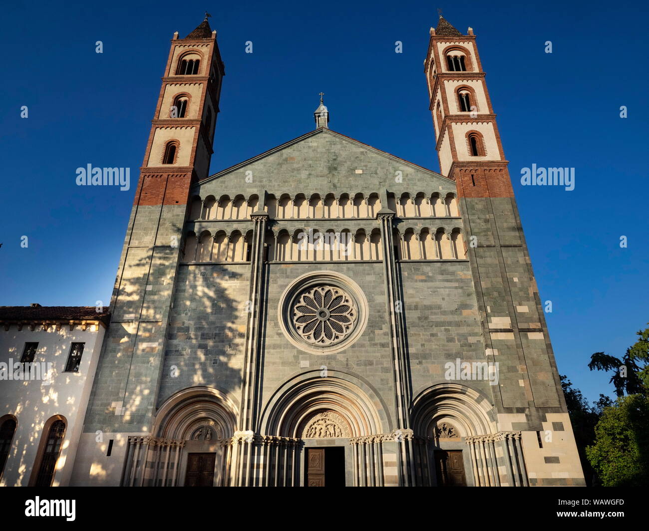 La facciata della Basilica di Sant'Andrea, Vercelli Piemonte. Foto Stock
