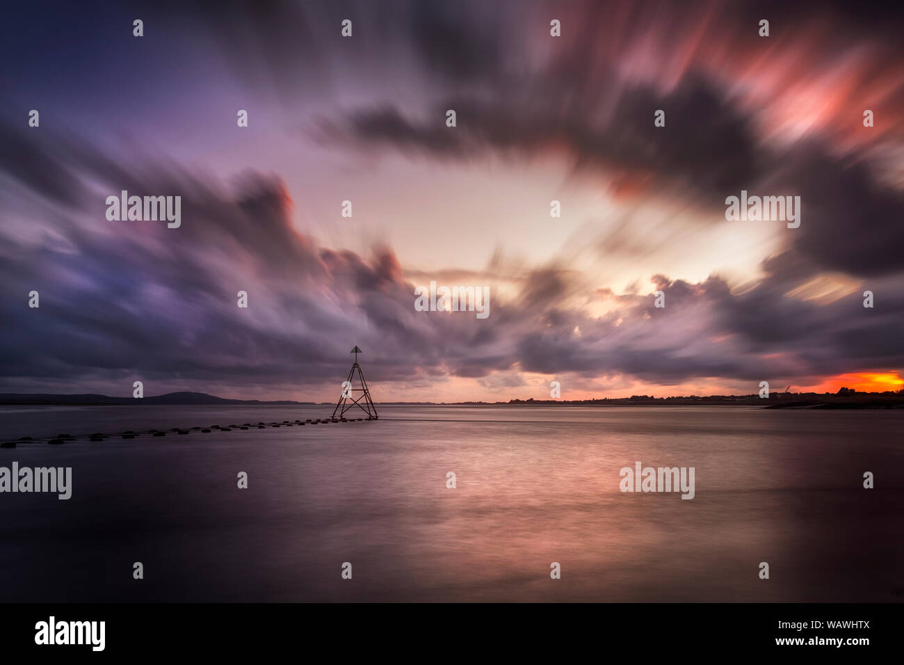 Il Cardinale marcatore sul Loughor estuario Foto Stock