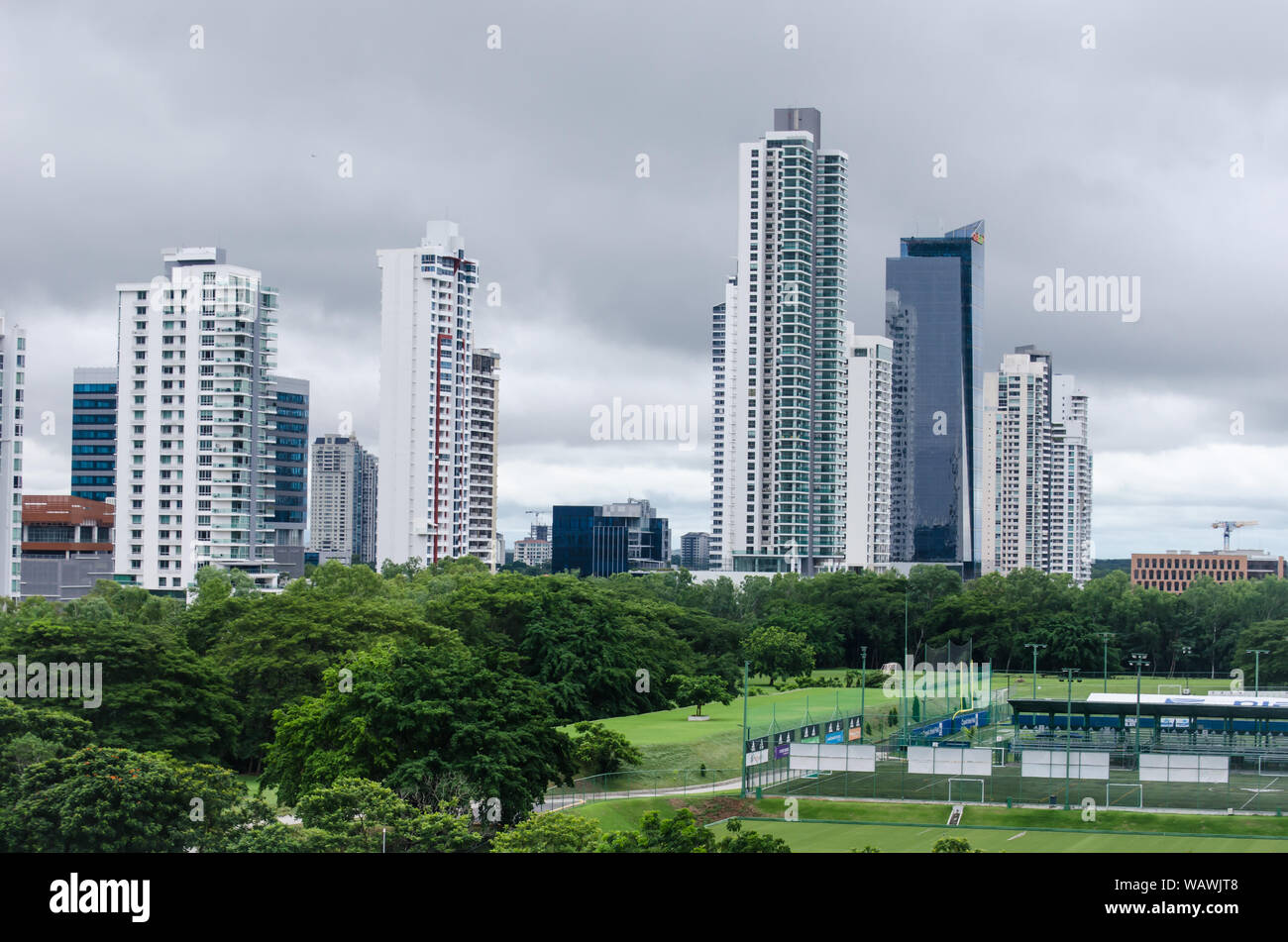 Costa del Este skyline e Parque Felipe Motta nella città di Panama Foto Stock