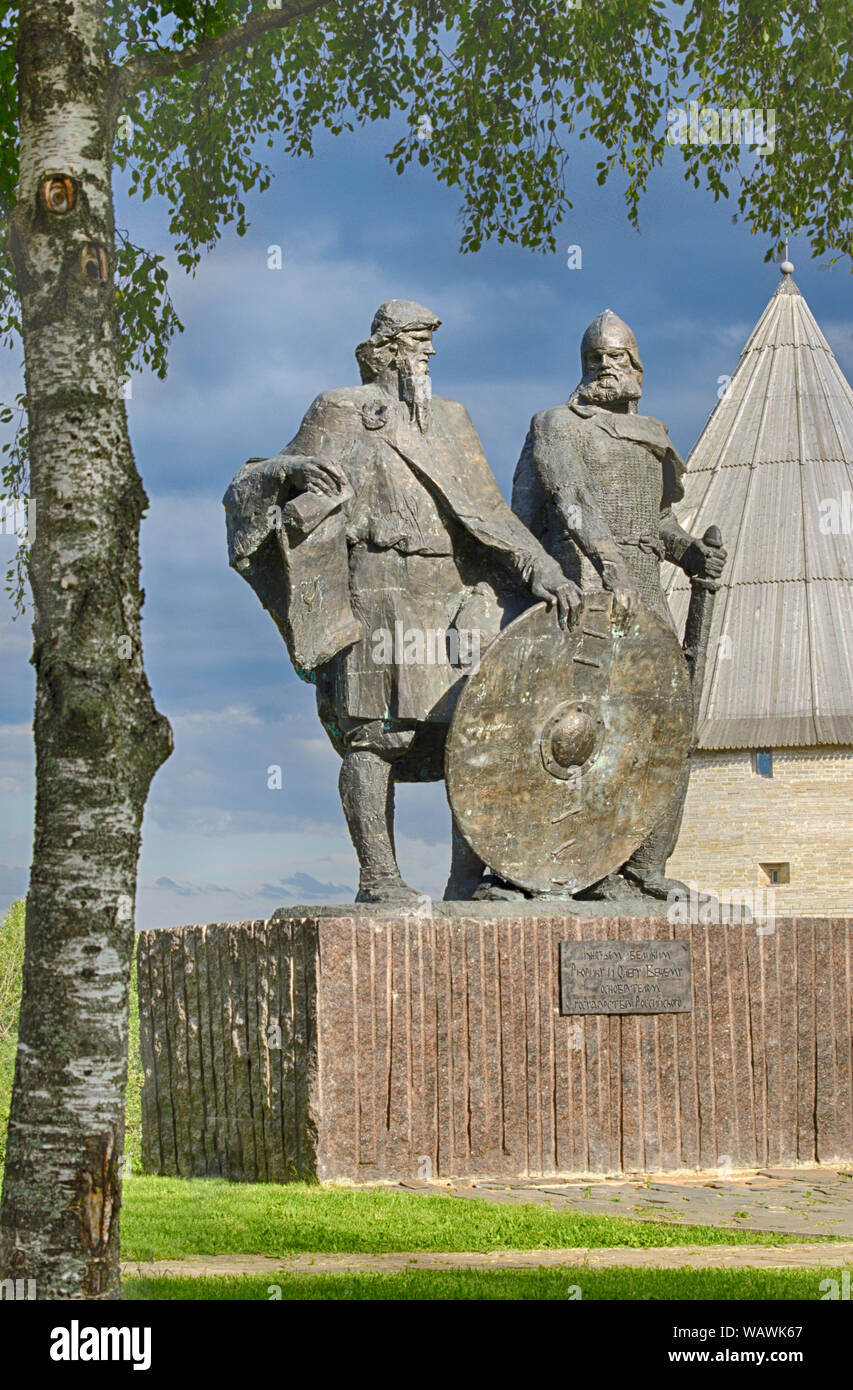 San Pietroburgo, Staraya Ladoga, Russia - 22 Giugno 2019: Monumento ai due capi Rurik e Oleg, fondando il vecchio Stato russo e in foregr Foto Stock