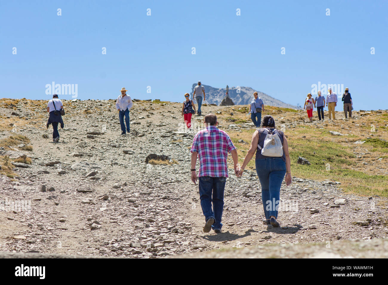 La gente camminare fino a Pico Veleta vertice, Sierra Nevada, nella stagione estiva. Granada, Andalusia, Spagna. Foto Stock