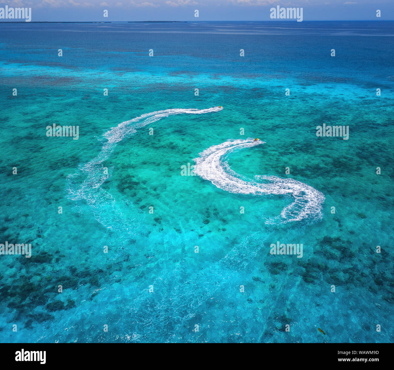Vista aerea del floating acqua scooter in blu acqua a giornata di sole Foto Stock