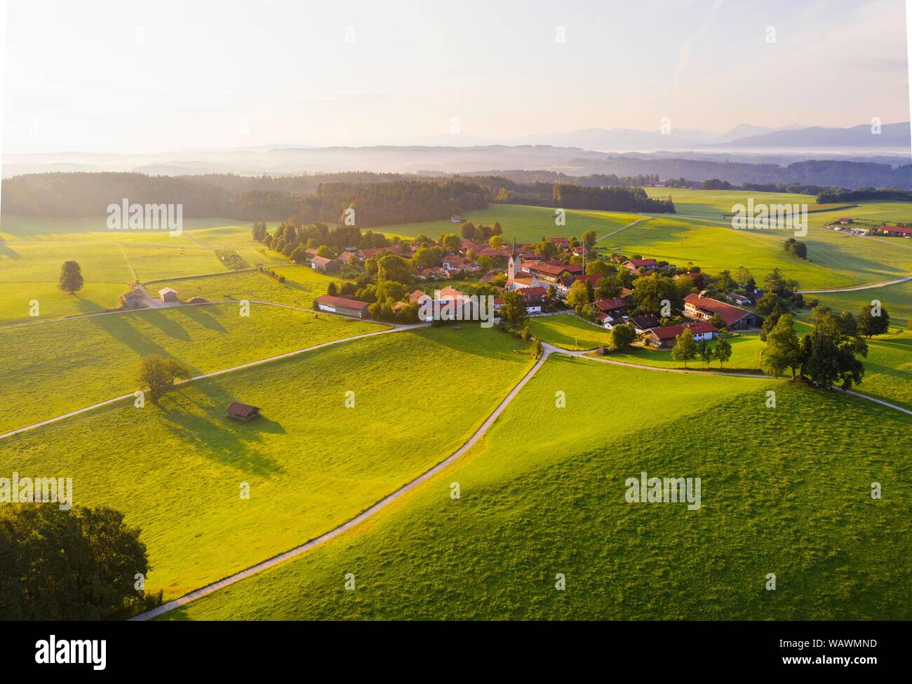 Peretshofen vicino Dietramszell nella luce del mattino, Tolzer Terra, vista aerea, Alta Baviera, Baviera, Germania Foto Stock