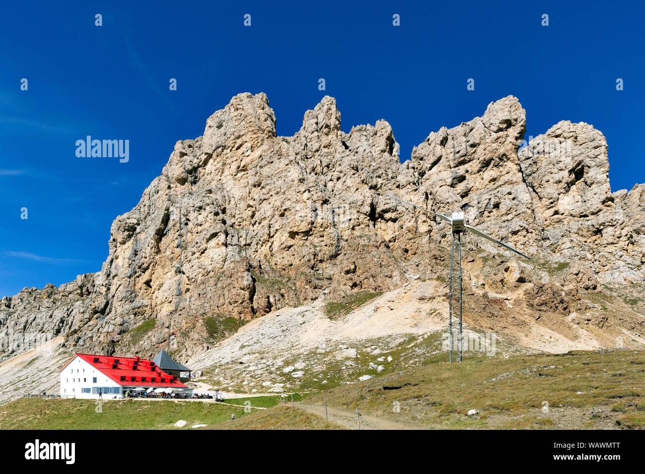 Tierser-Alpl-Hutte baita di montagna al di sotto del Rosszahne, Parco Naturale Sciliar-Catinaccio, Dolomiti, Alto Adige, Italia Foto Stock