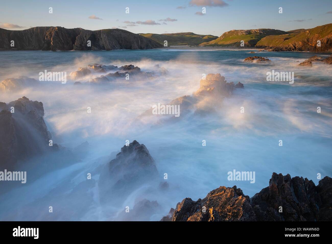 Forte surf, rocce presso la costa atlantica vengono lavati da onde, Mangersta Beach, Isle of Harris, Scotland, Regno Unito Foto Stock