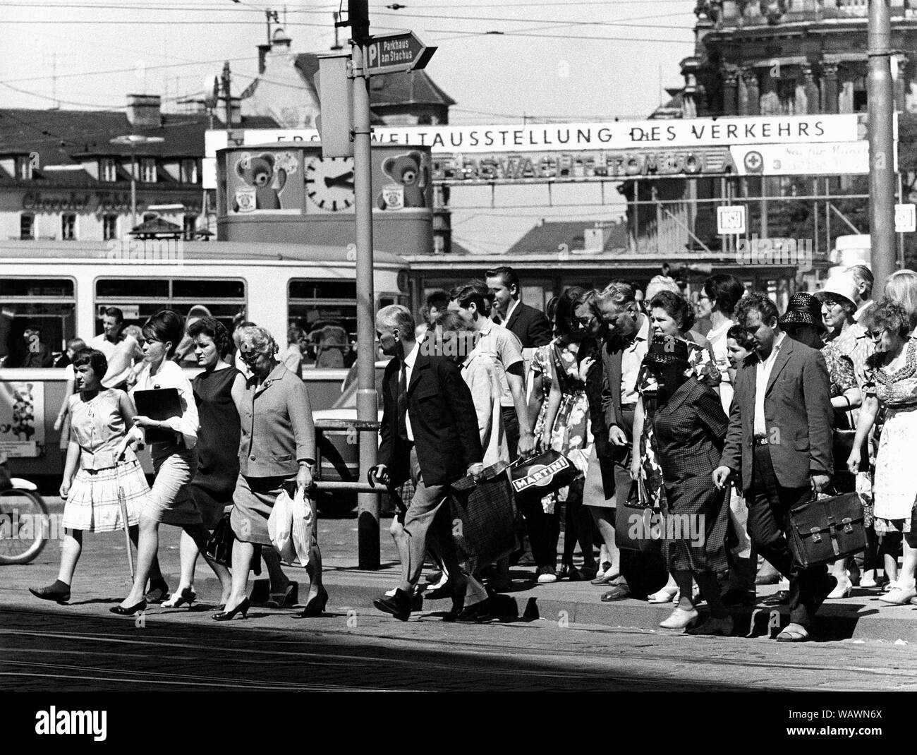 Attraversamento pedonale a Stachus Karlsplatz, 1964, Monaco di Baviera, Germania Foto Stock