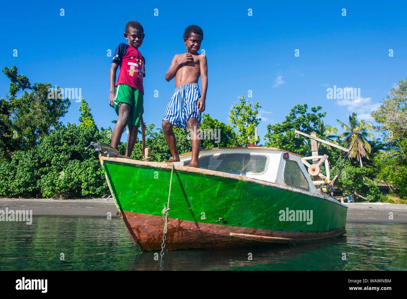 Ragazzi locali su un motoscafo, Epi island, Vanuatu Foto Stock