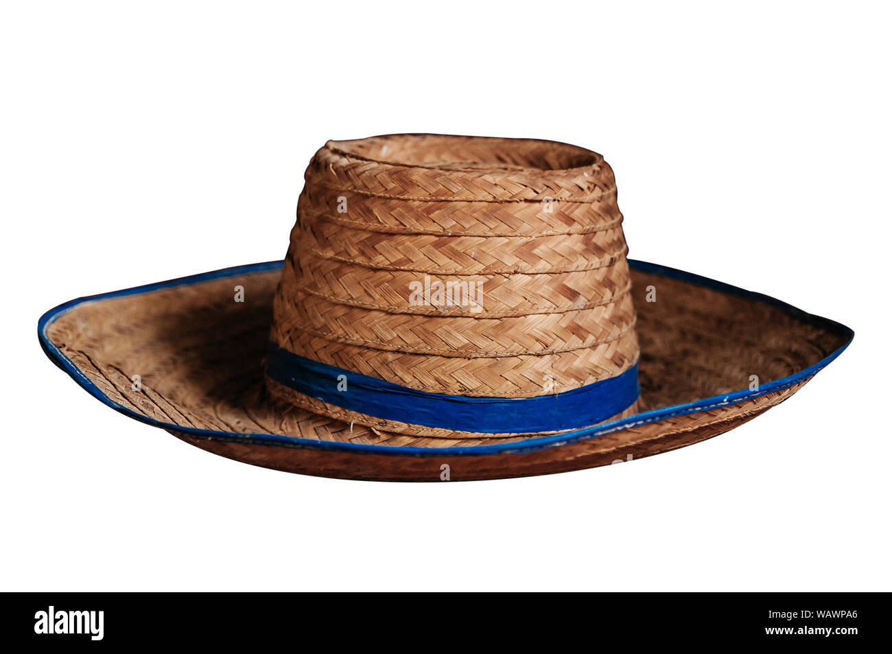 L'agricoltore rustico hat vintage rétro in stile asiatico cappello di  paglia con nastro blu isolato su sfondo bianco Foto stock - Alamy