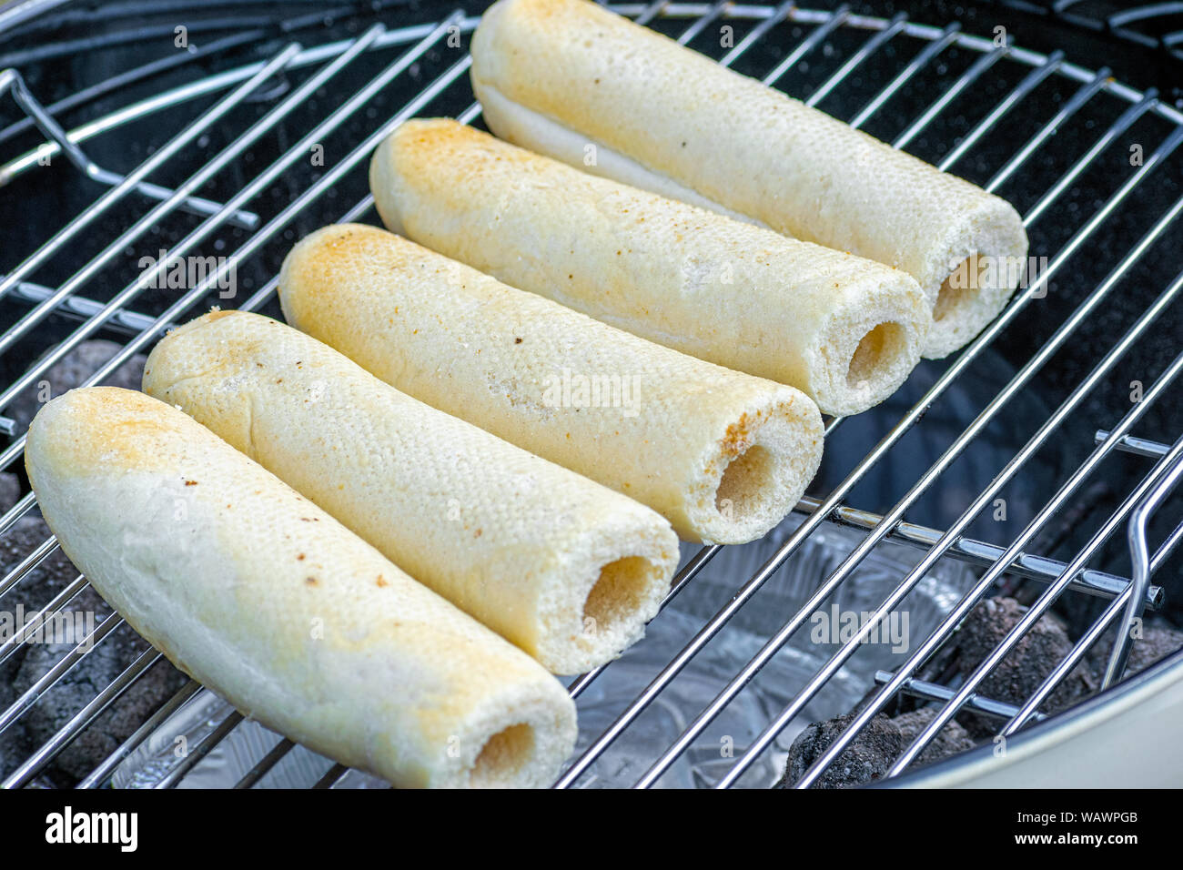 Hot Dog panini di essere cucinati alla griglia Foto Stock