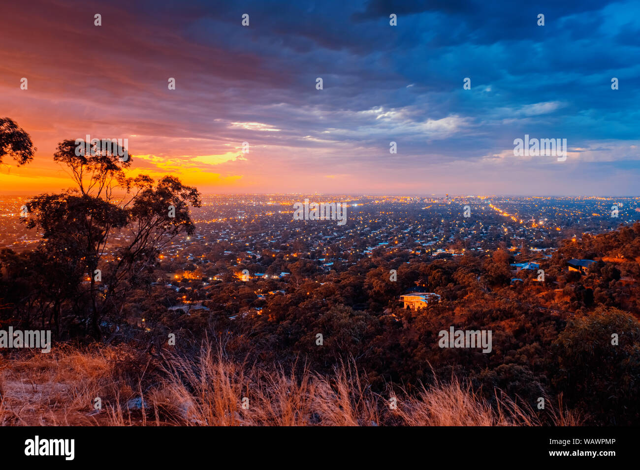 Adelaide visto dal punto di vento sotto il tramonto spettacolare , South Australia Foto Stock