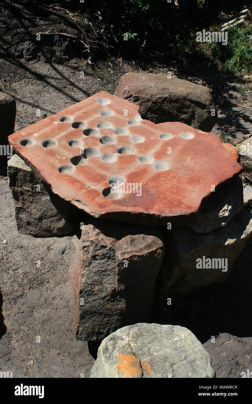 Gioco Morabaraba scolpiti in pietra, Basotho Villaggio Culturale, stato libero, Sud Africa Foto Stock