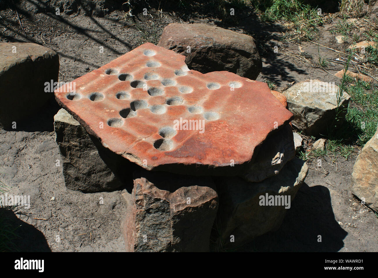 Gioco Morabaraba scolpiti in pietra, Basotho Villaggio Culturale, stato libero, Sud Africa Foto Stock