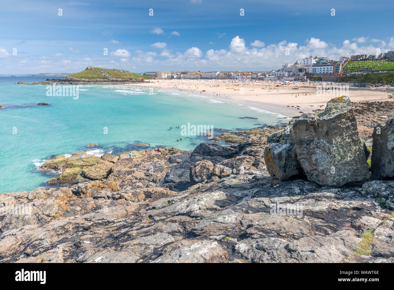 St Ives in Cornovaglia Occidentale, Inghilterra. Mercoledì 21 agosto 2019. Meteo REGNO UNITO: vacanzieri godere di una giornata di sole caldo e una brezza leggera a Porthmeor Foto Stock
