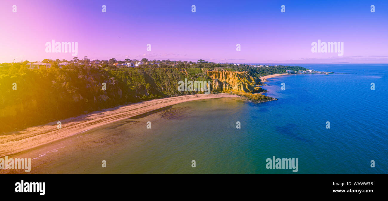 Vista aerea sunrise su Edward Street Beach e Red Bluff in Black Rock, Melbourne, Australia Foto Stock