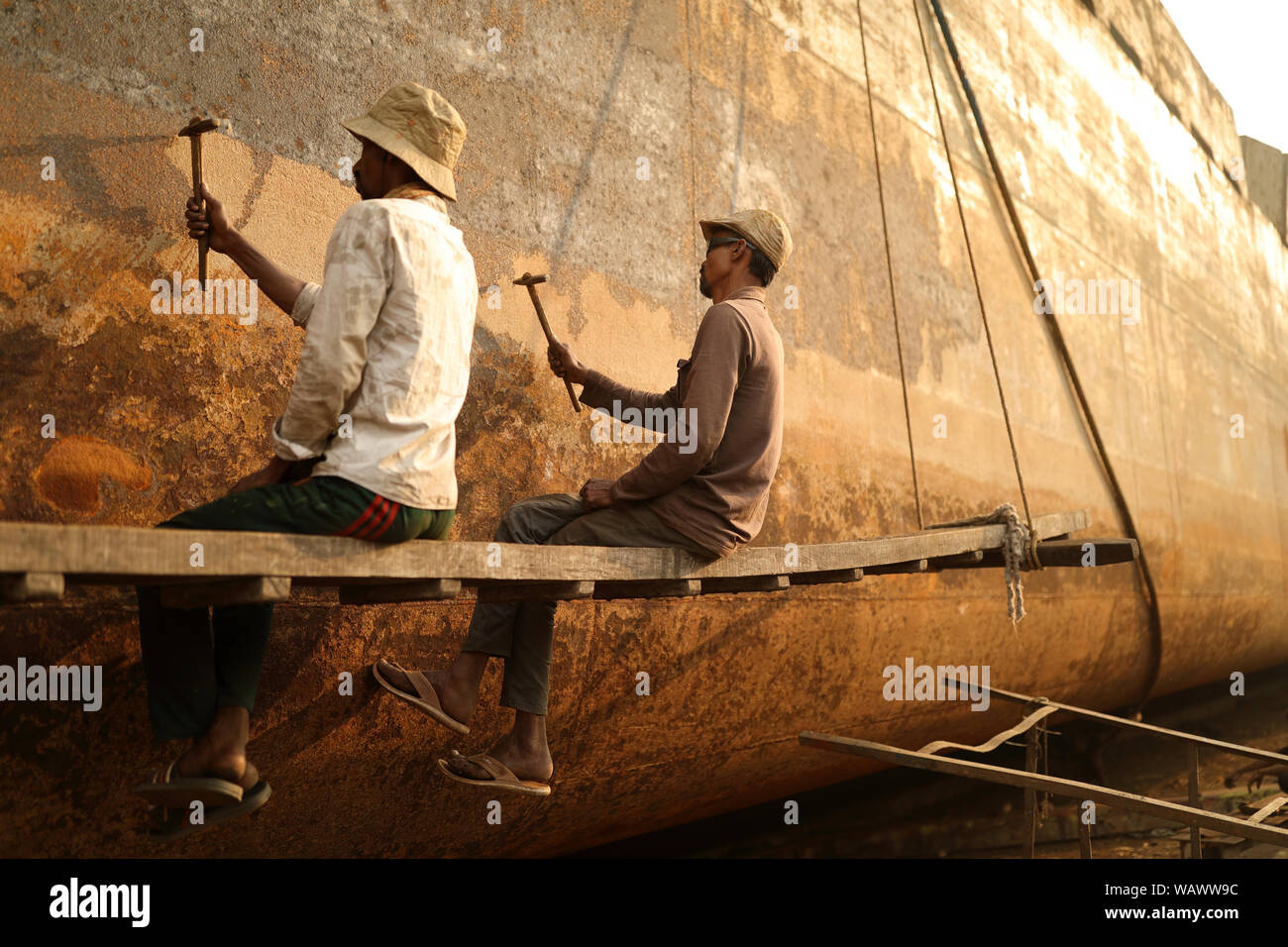 I lavoratori portuali in un cantiere navale a Dhaka, nel Bangladesh. La costruzione navale in Bangladesh è diventata una grande industria negli ultimi anni. Foto Stock